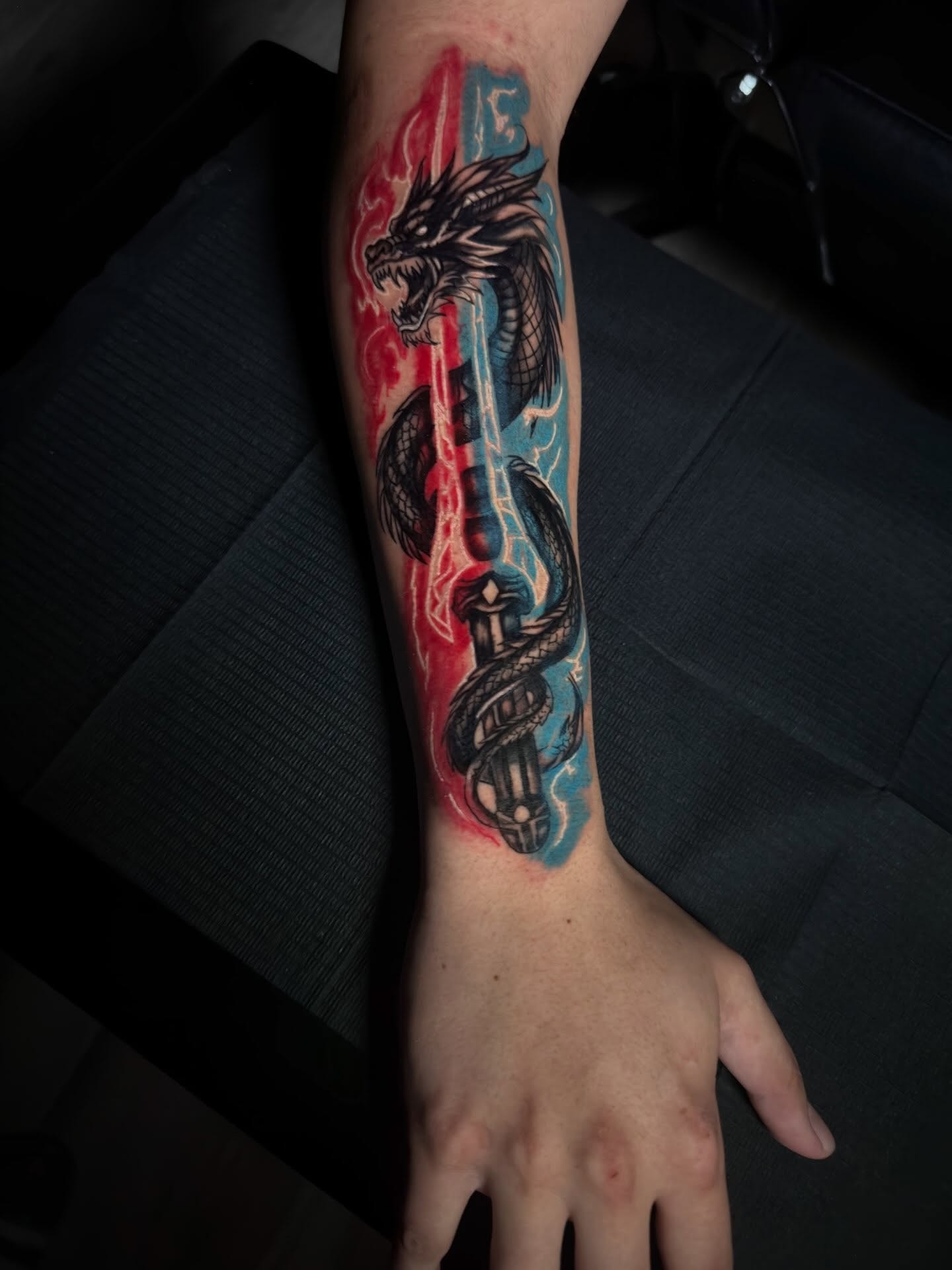 Tatuaje de dragón y daga a color